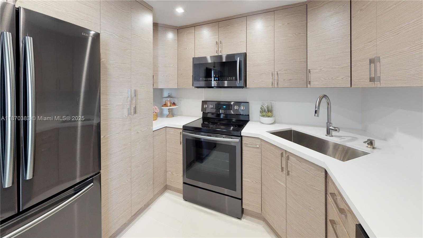 Small Image of 5601 COLLINS AVE #1225, Miami Beach Number 7