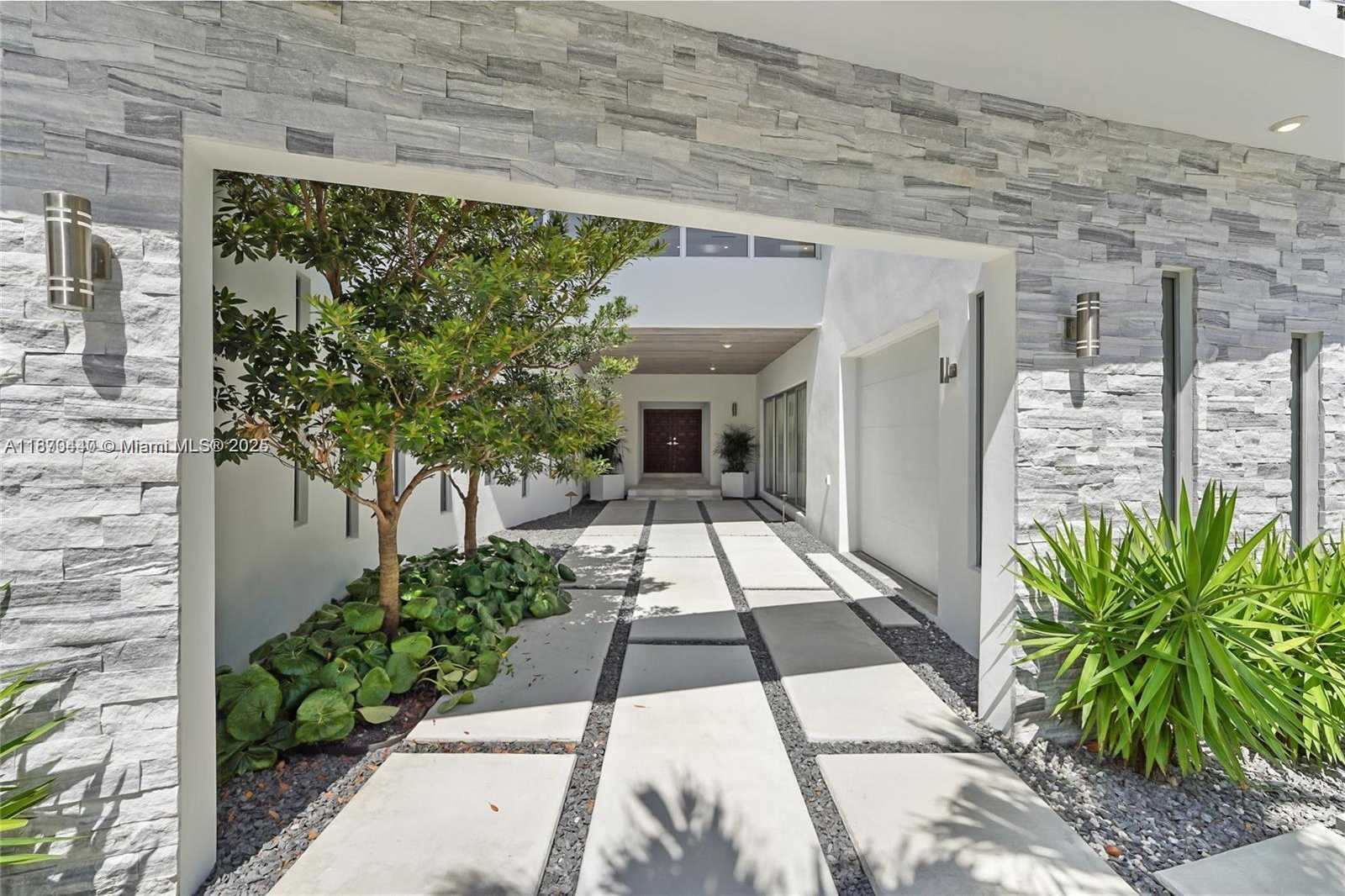 Small Image of 5910 NORTH BAYSHORE, Miami Number 3