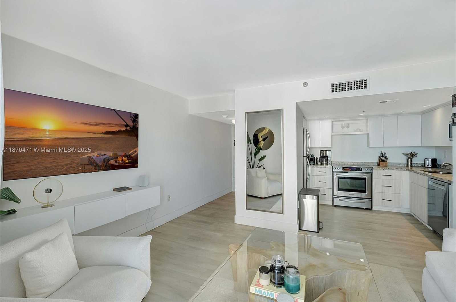 Small Image of 2457 COLLINS AVE #1402, Miami Beach Number 2