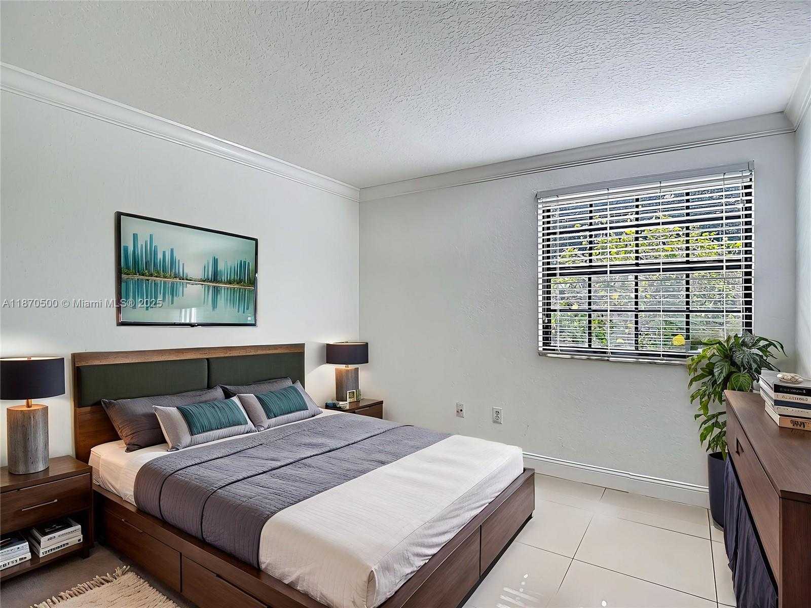 Small Image of Aventura Number 17