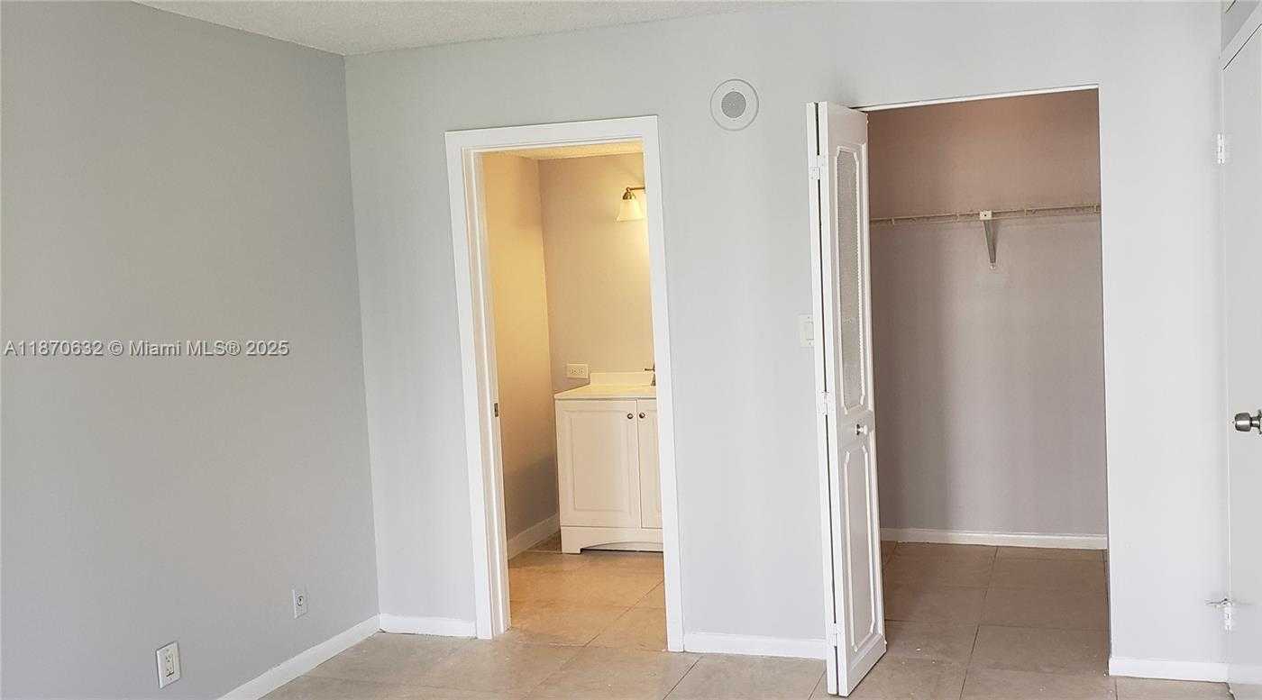 Small Image of 17011 NORTH BAY RD #306, Sunny Isles Beach Number 5