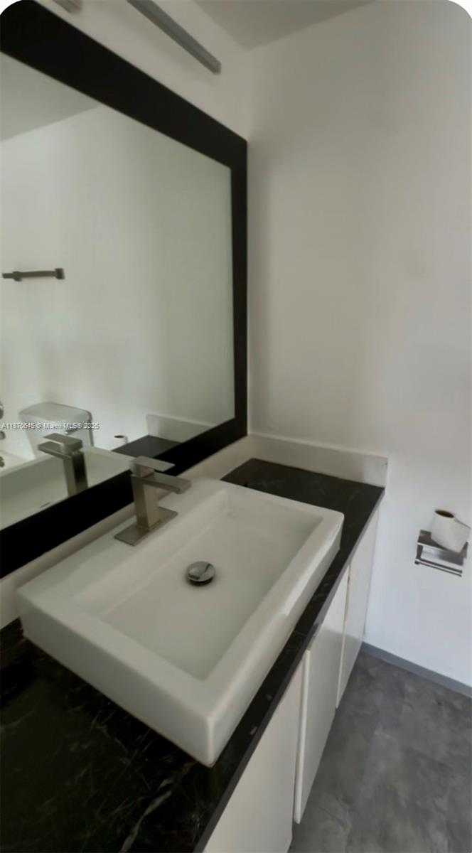 Small Image of 8023 LAKE DR #204, Doral Number 11