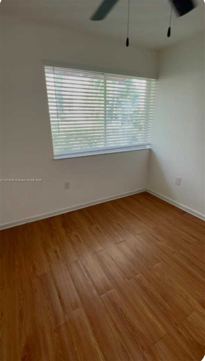 Small Image of 8023 LAKE DR #204, Doral Number 4