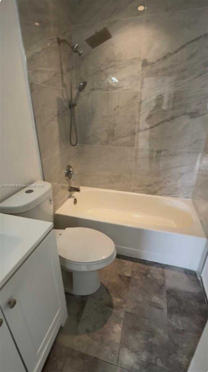 Small Image of 8023 LAKE DR #204, Doral Number 5
