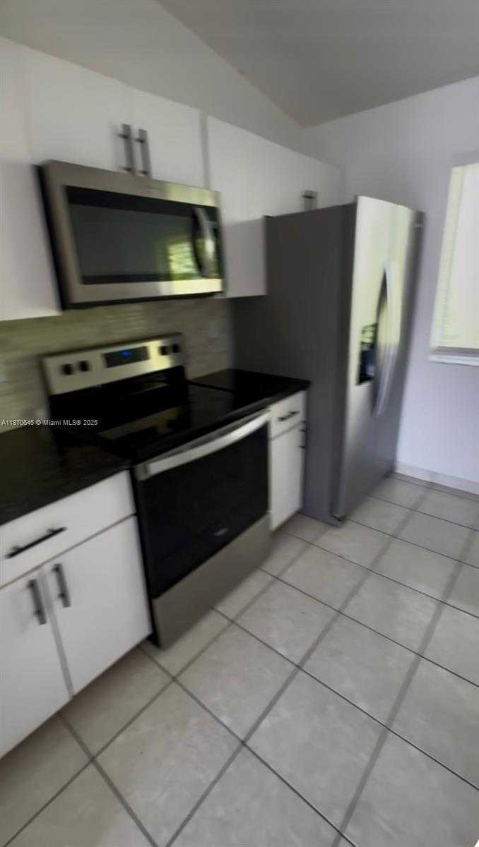 Small Image of 8023 LAKE DR #204, Doral Number 6