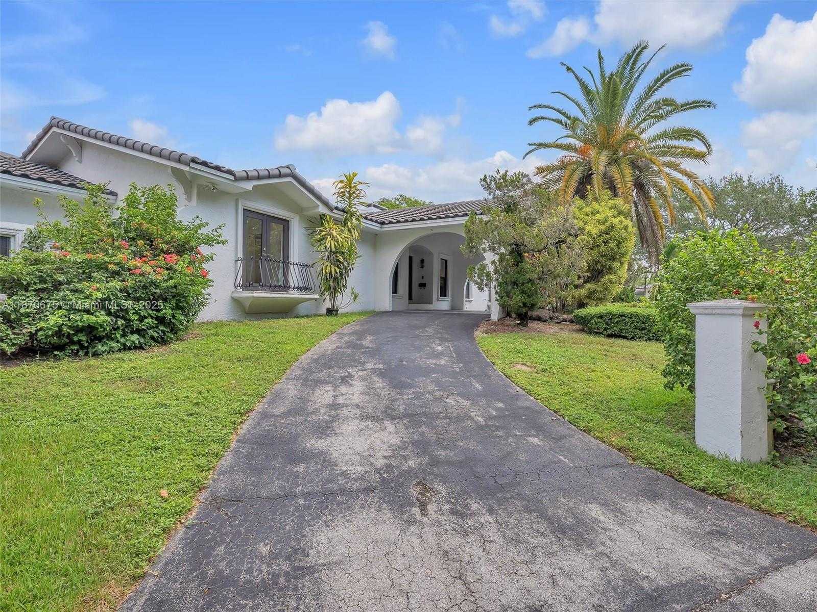Small Image of 5901 SOUTH WEST 136TH ST, Pinecrest Number 2