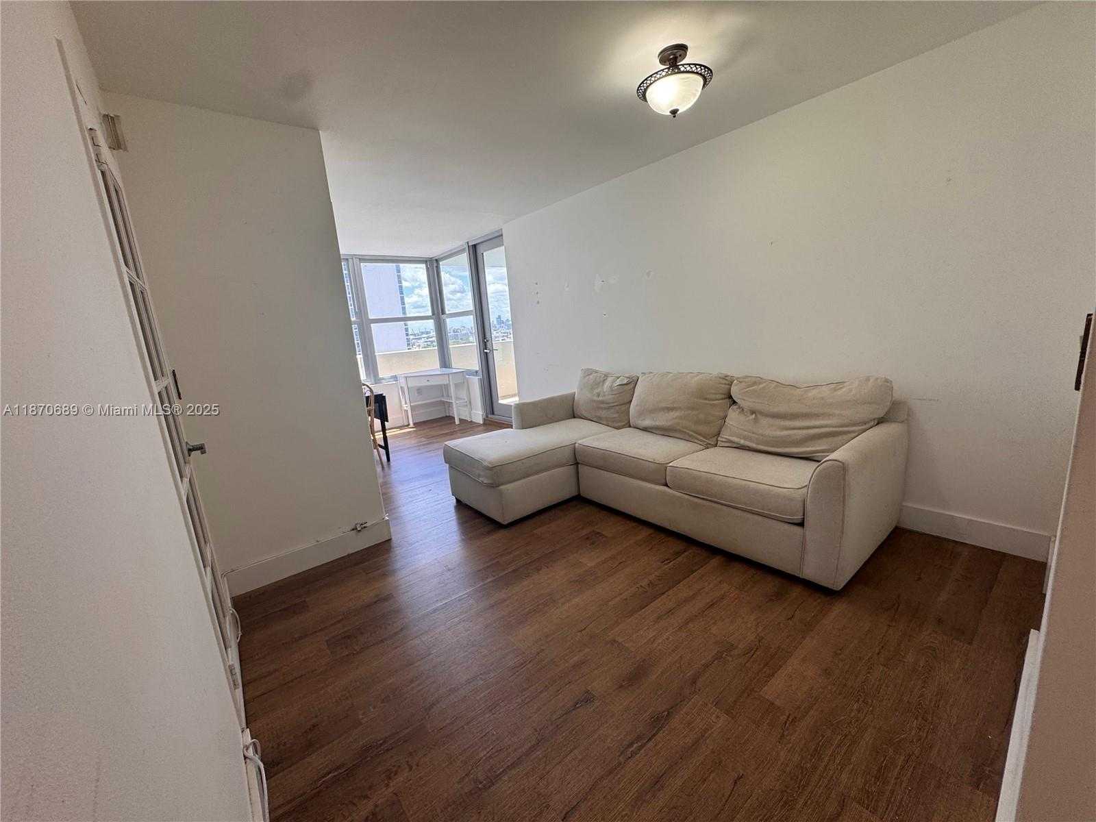 Small Image of 2899 COLLINS AVE #1526, Miami Beach Number 3