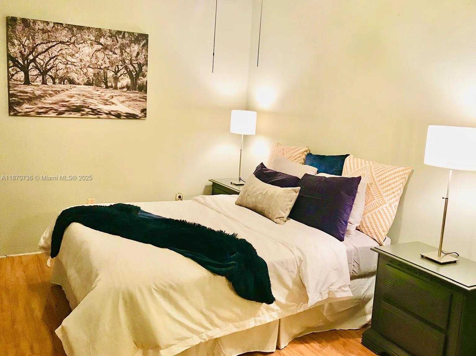 Small Image of 11200 WEST GOLF DR, Miami Number 10