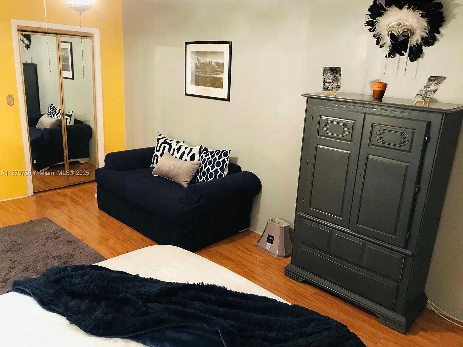 Small Image of 11200 WEST GOLF DR, Miami Number 12