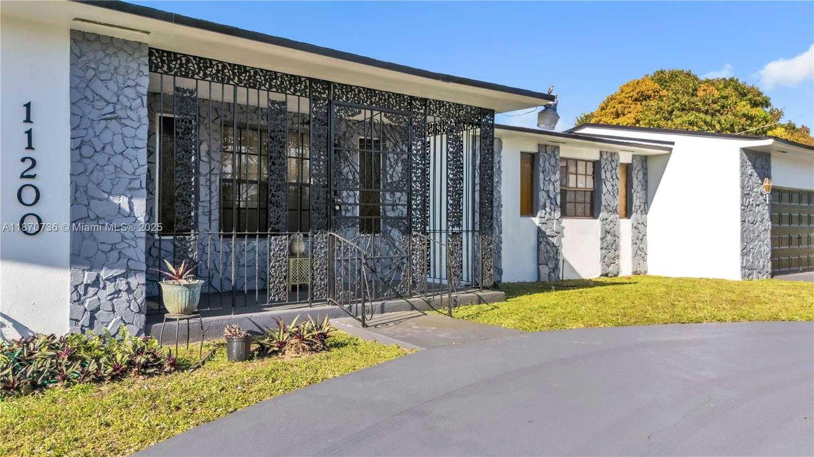 Small Image of 11200 WEST GOLF DR, Miami Number 13