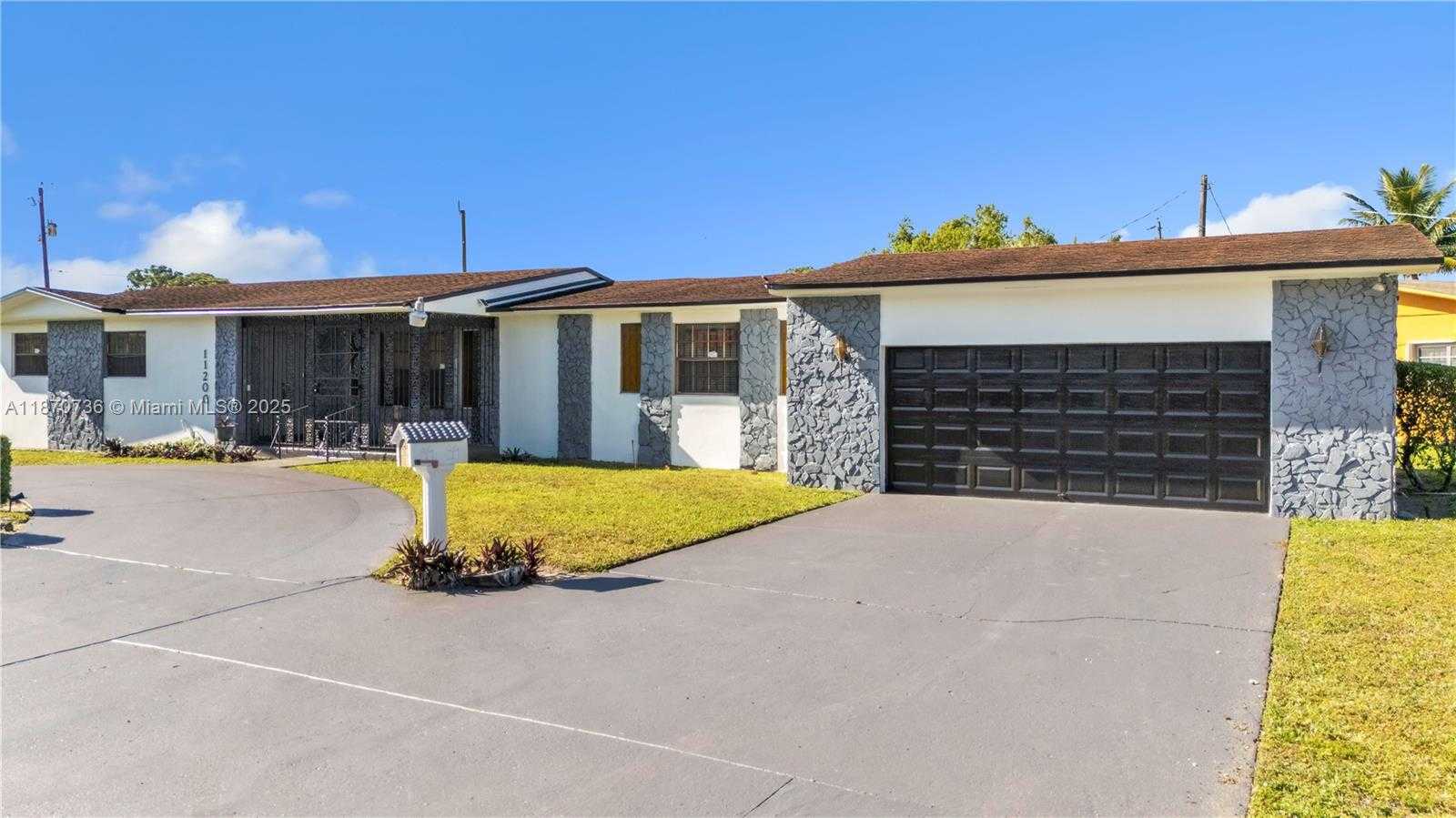 Small Image of 11200 WEST GOLF DR, Miami Number 14