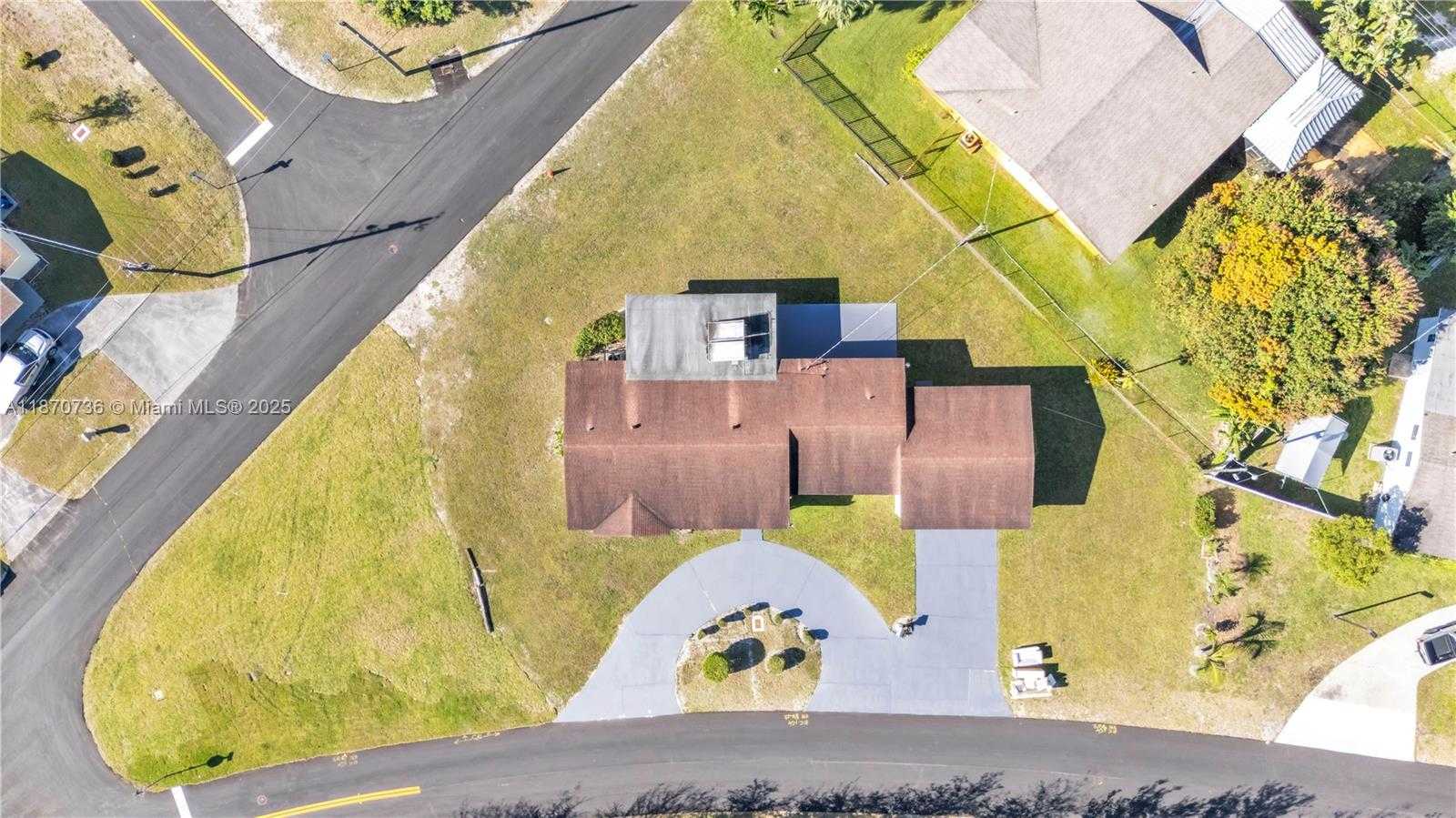 Small Image of 11200 WEST GOLF DR, Miami Number 15
