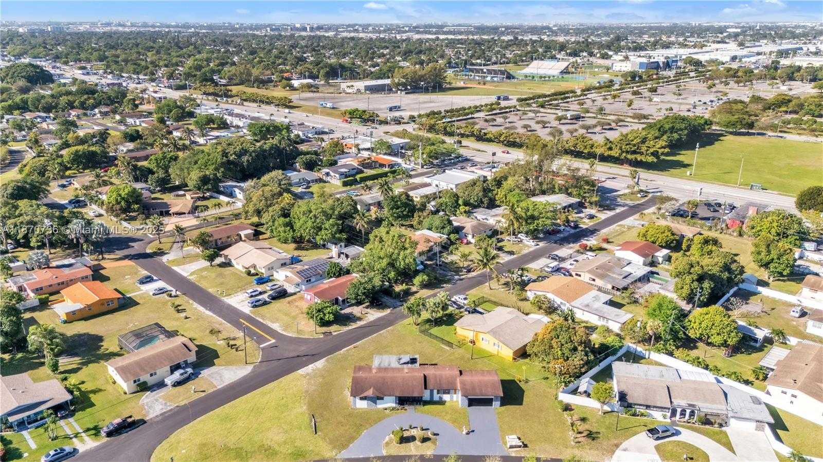 Small Image of 11200 WEST GOLF DR, Miami Number 16