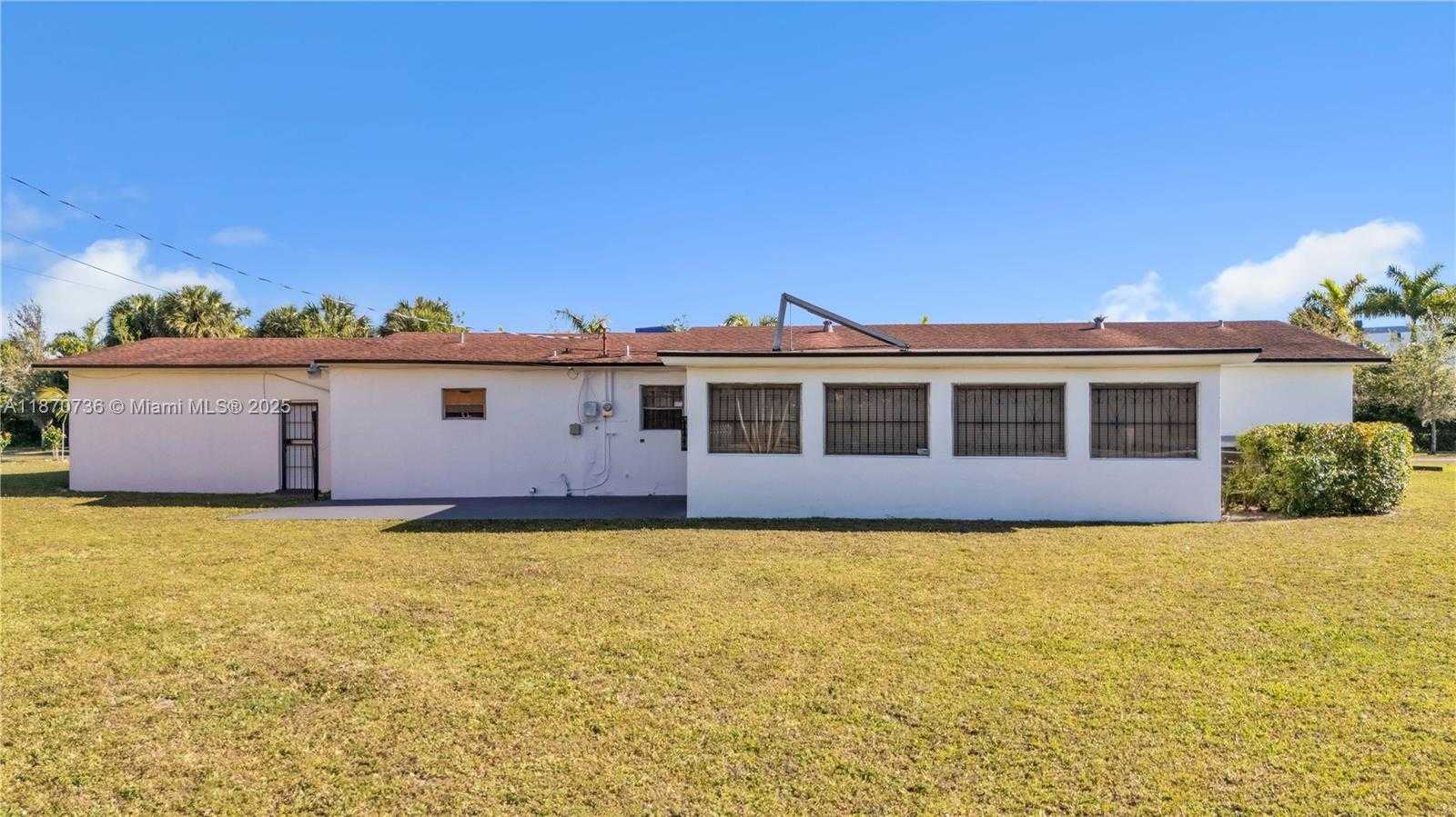 Small Image of 11200 WEST GOLF DR, Miami Number 17
