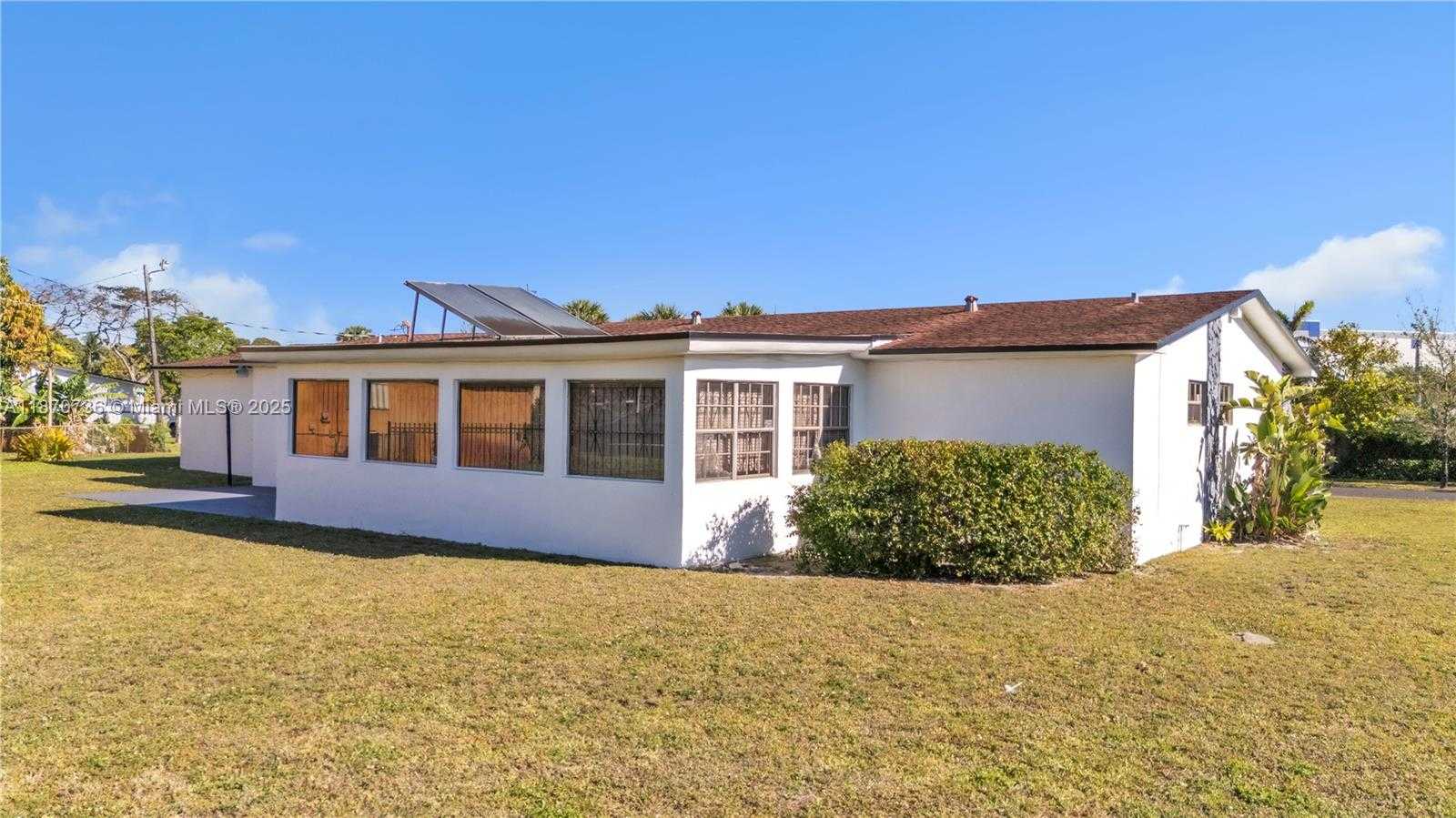 Small Image of 11200 WEST GOLF DR, Miami Number 18