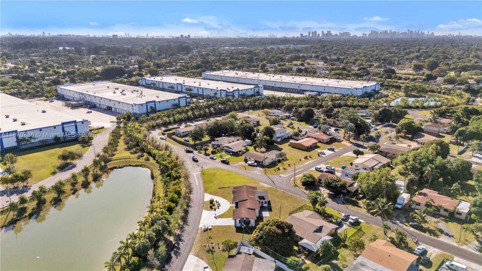 Small Image of 11200 WEST GOLF DR, Miami Number 19