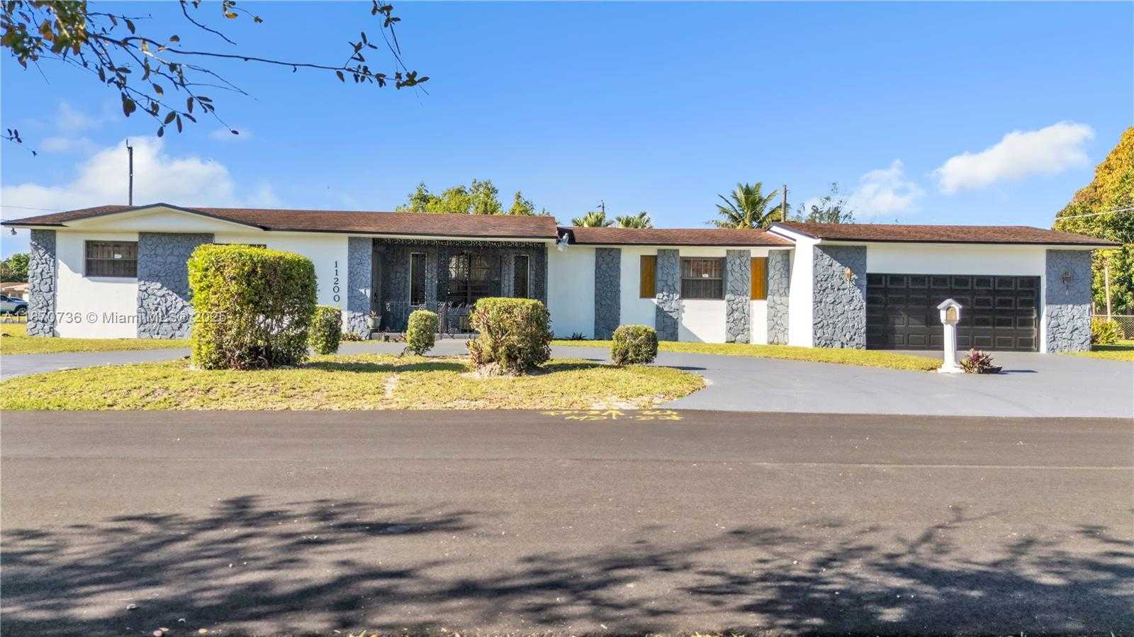 Small Image of 11200 WEST GOLF DR, Miami Number 2