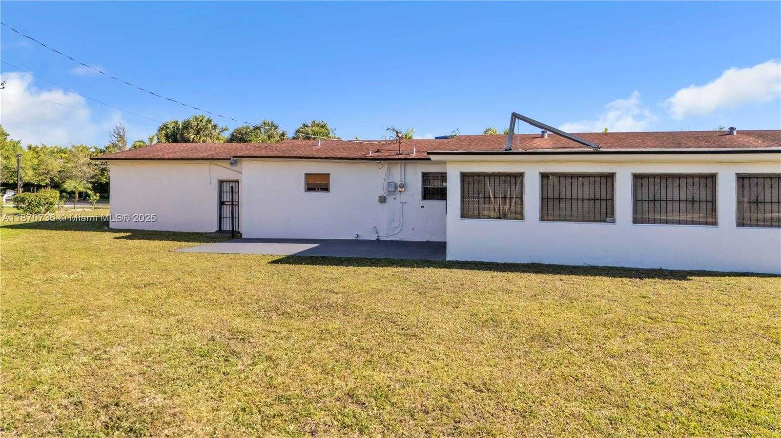 Small Image of 11200 WEST GOLF DR, Miami Number 20