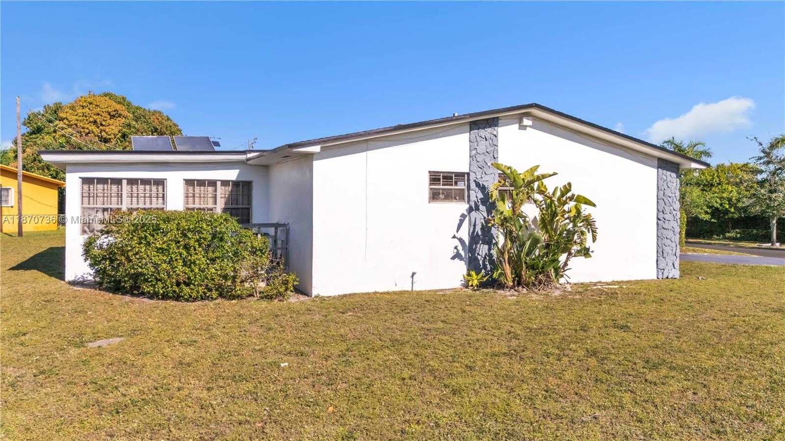 Small Image of 11200 WEST GOLF DR, Miami Number 21