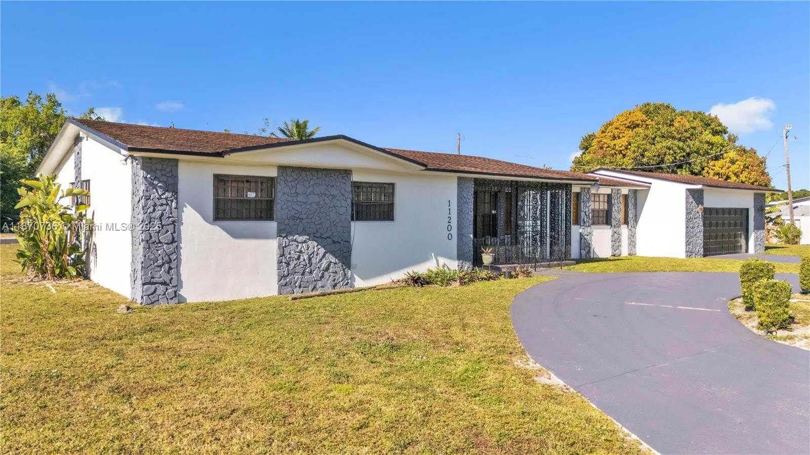 Small Image of 11200 WEST GOLF DR, Miami Number 22