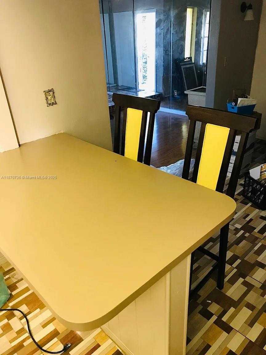 Small Image of 11200 WEST GOLF DR, Miami Number 3