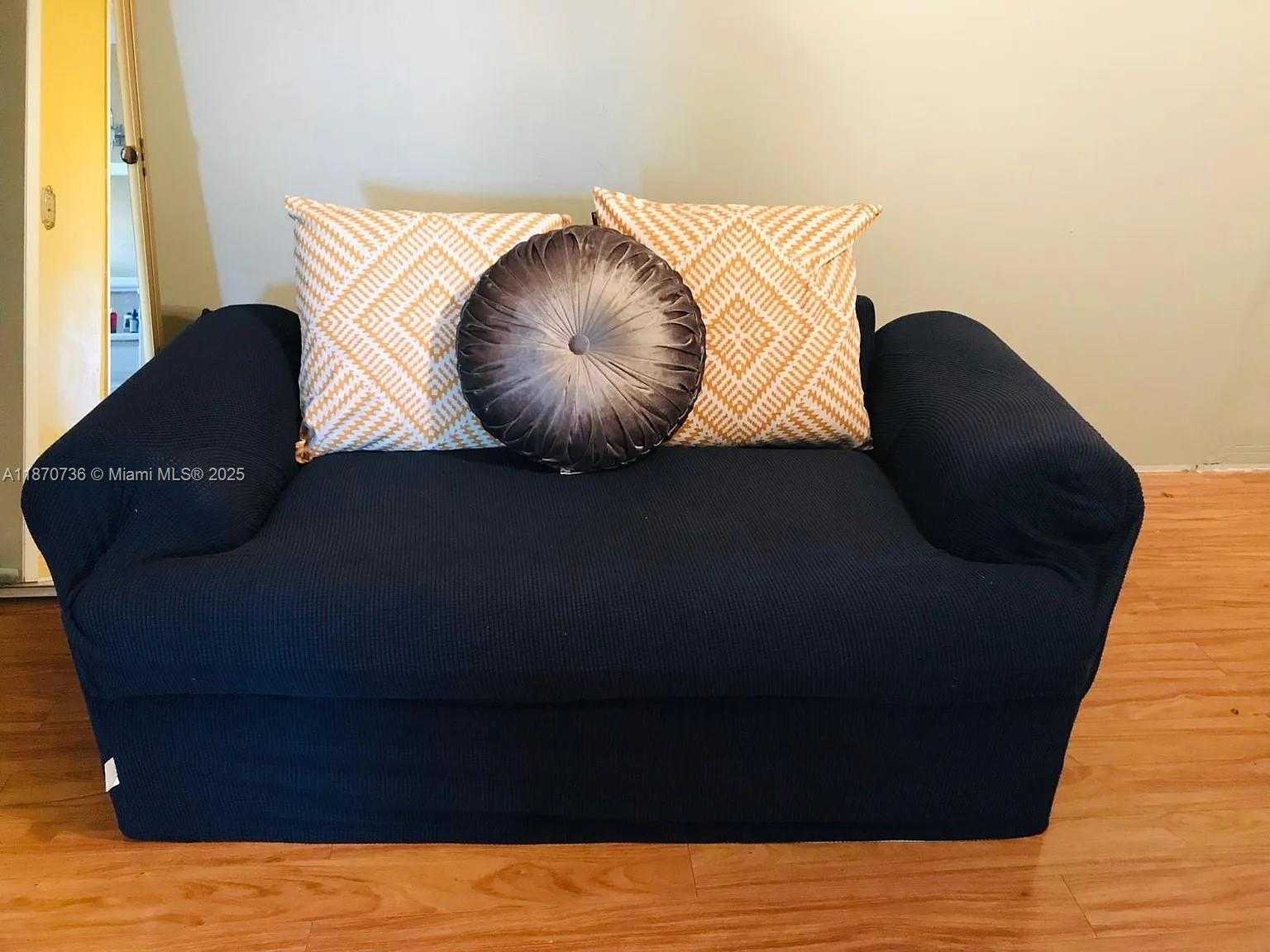 Small Image of 11200 WEST GOLF DR, Miami Number 4