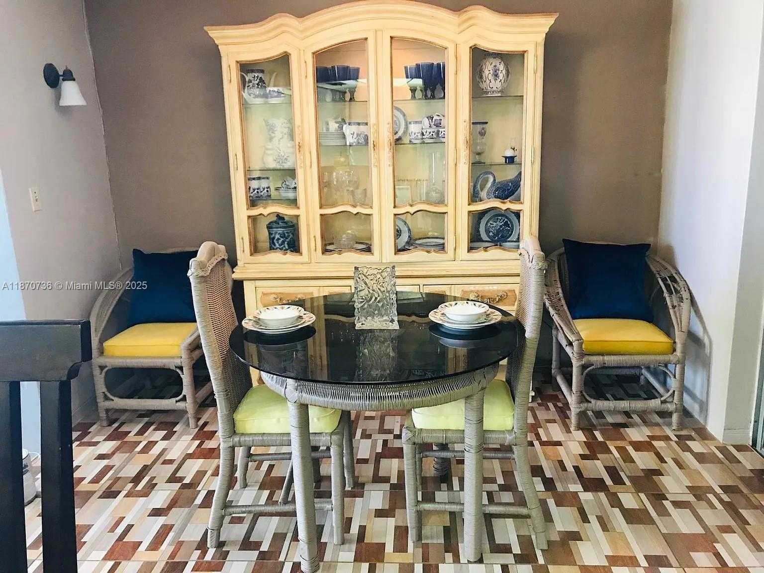 Small Image of 11200 WEST GOLF DR, Miami Number 5
