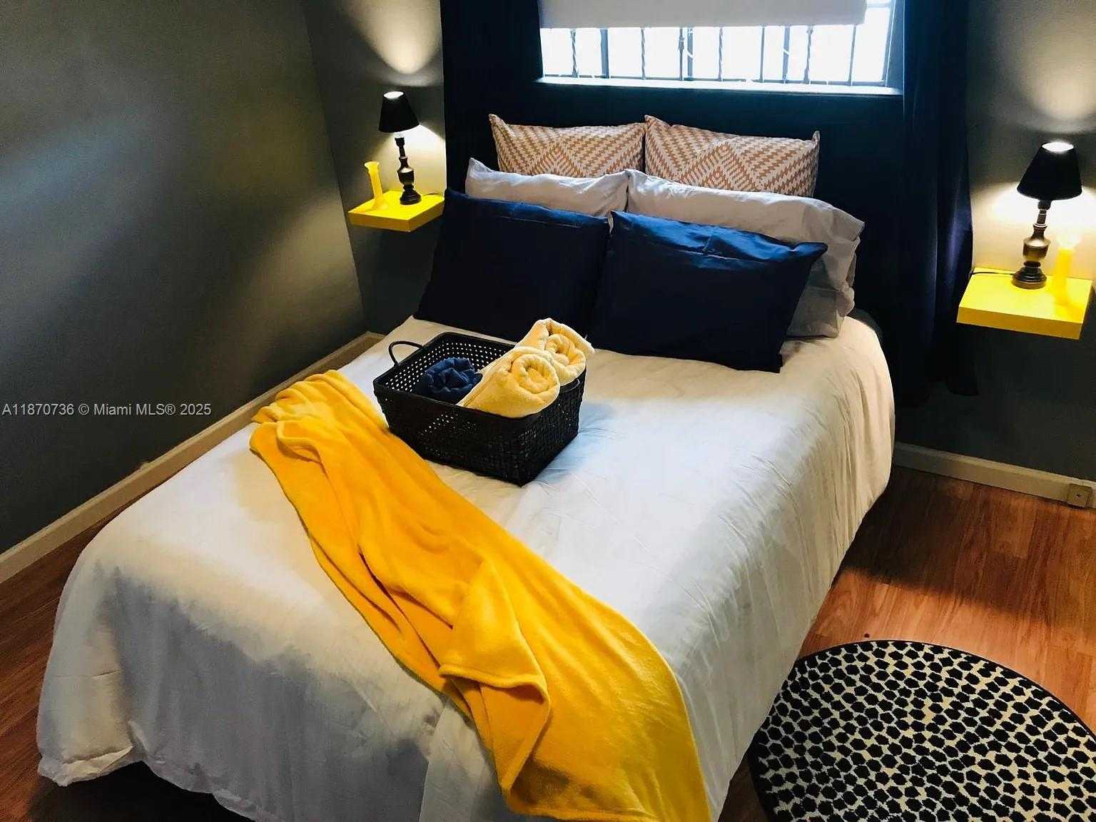 Small Image of 11200 WEST GOLF DR, Miami Number 6
