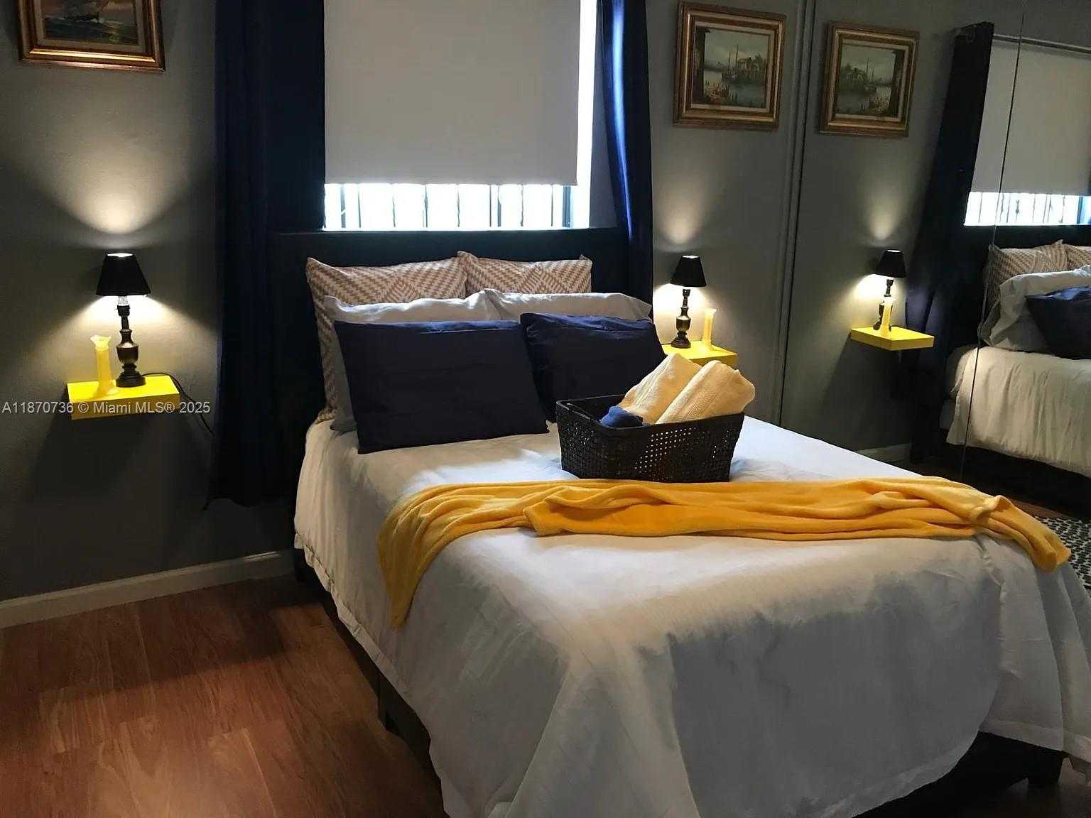 Small Image of 11200 WEST GOLF DR, Miami Number 7