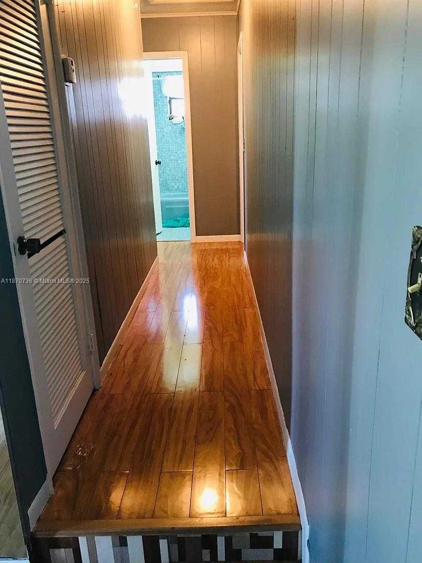 Small Image of 11200 WEST GOLF DR, Miami Number 9