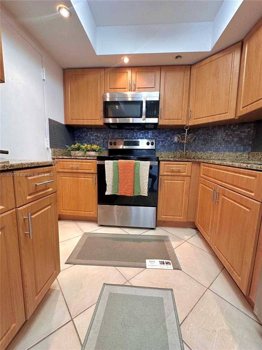 Small Image of 300 BAYVIEW DR #701, Sunny Isles Beach Number 11