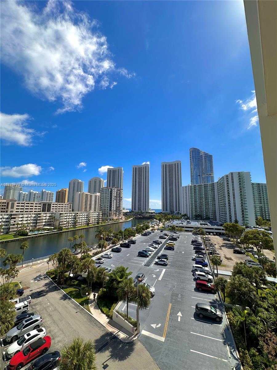 Small Image of 300 BAYVIEW DR #701, Sunny Isles Beach Number 2