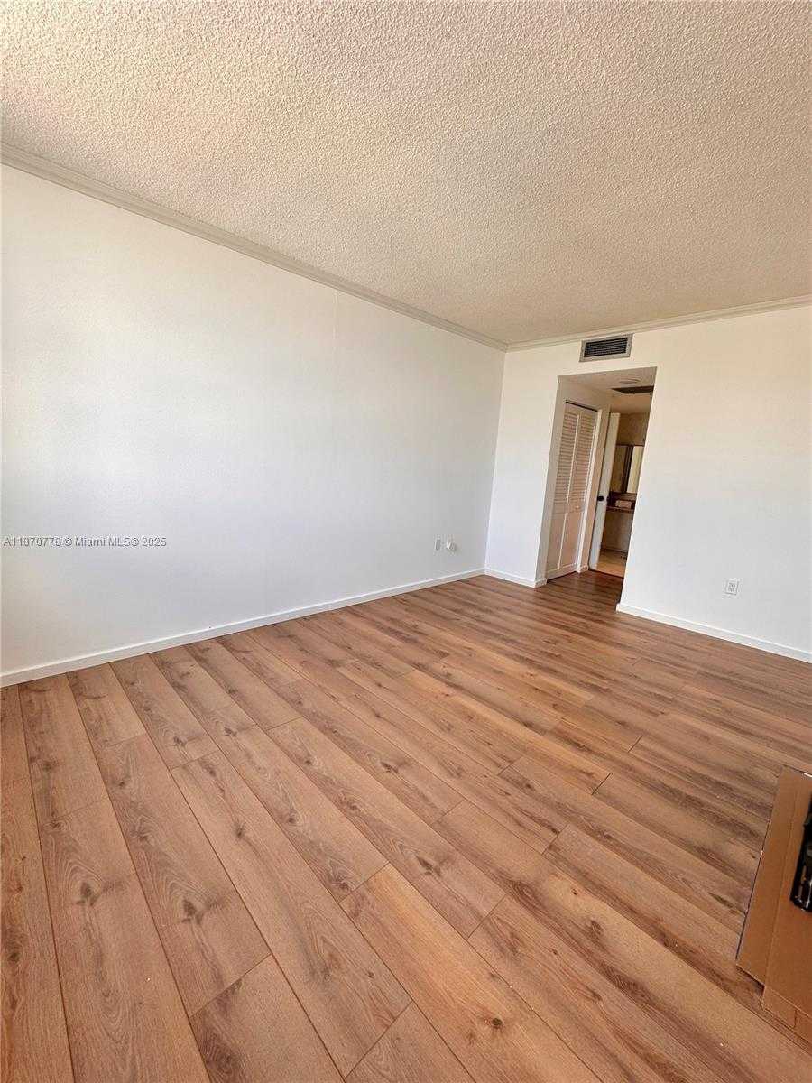Small Image of 300 BAYVIEW DR #701, Sunny Isles Beach Number 22