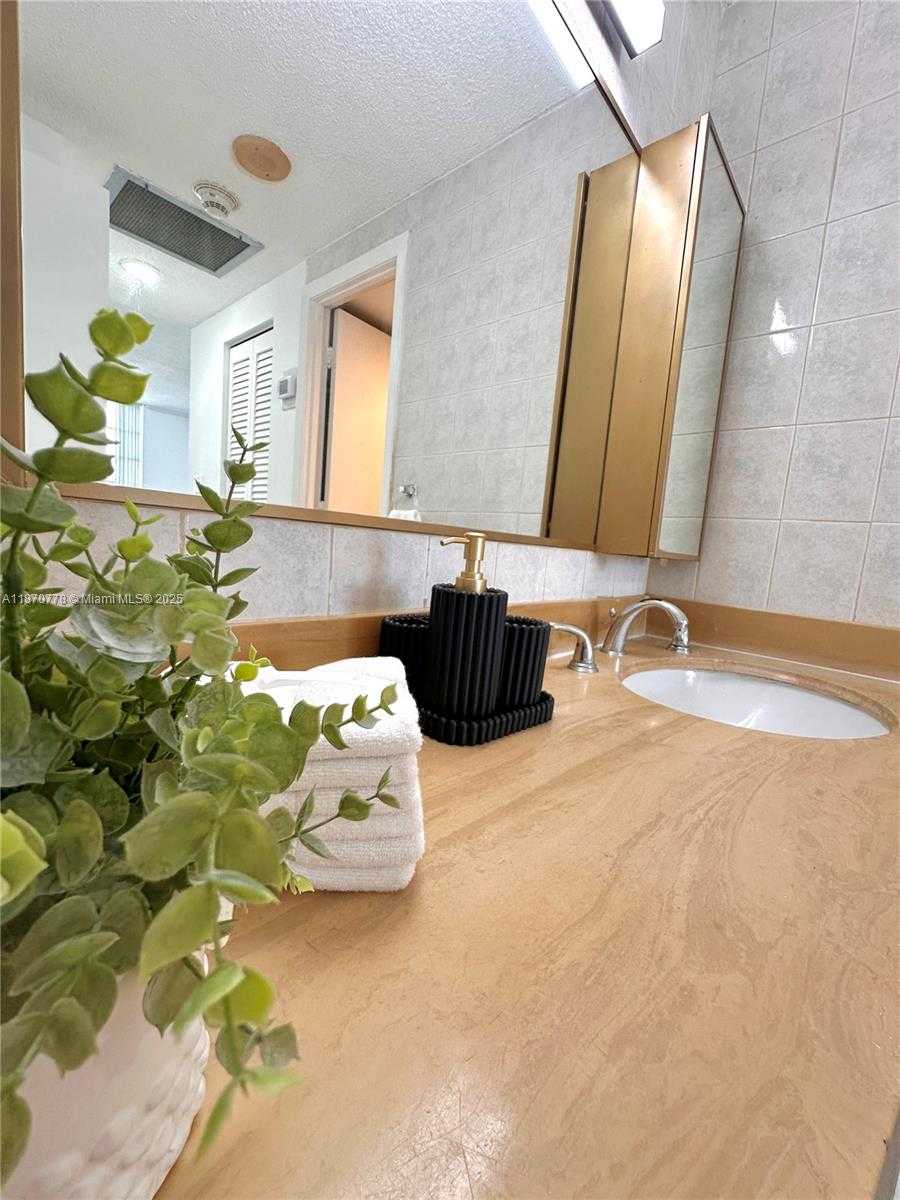 Small Image of 300 BAYVIEW DR #701, Sunny Isles Beach Number 25