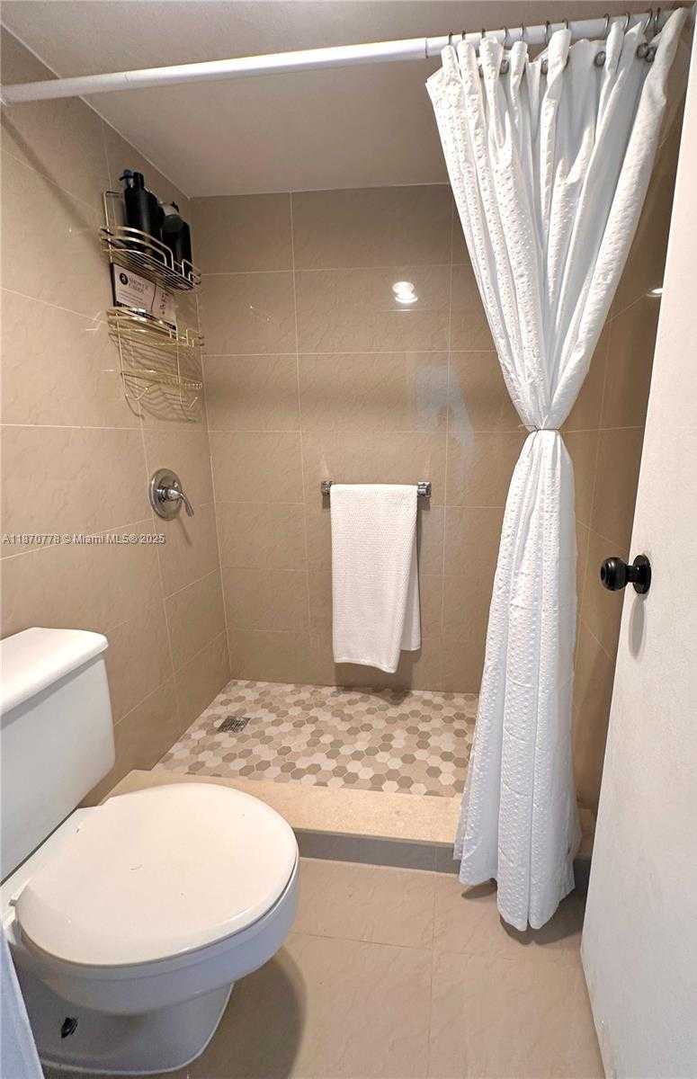 Small Image of 300 BAYVIEW DR #701, Sunny Isles Beach Number 26