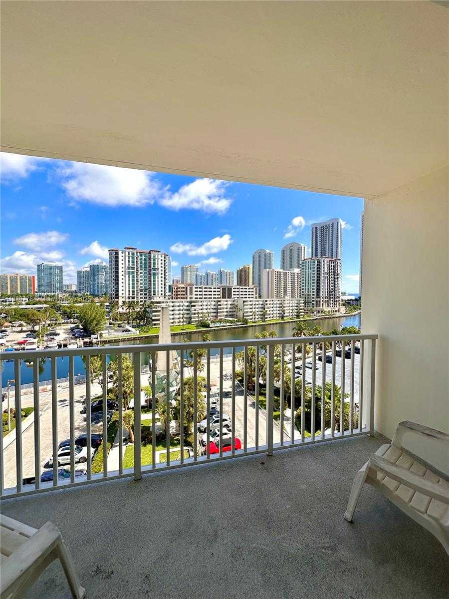 Small Image of 300 BAYVIEW DR #701, Sunny Isles Beach Number 4