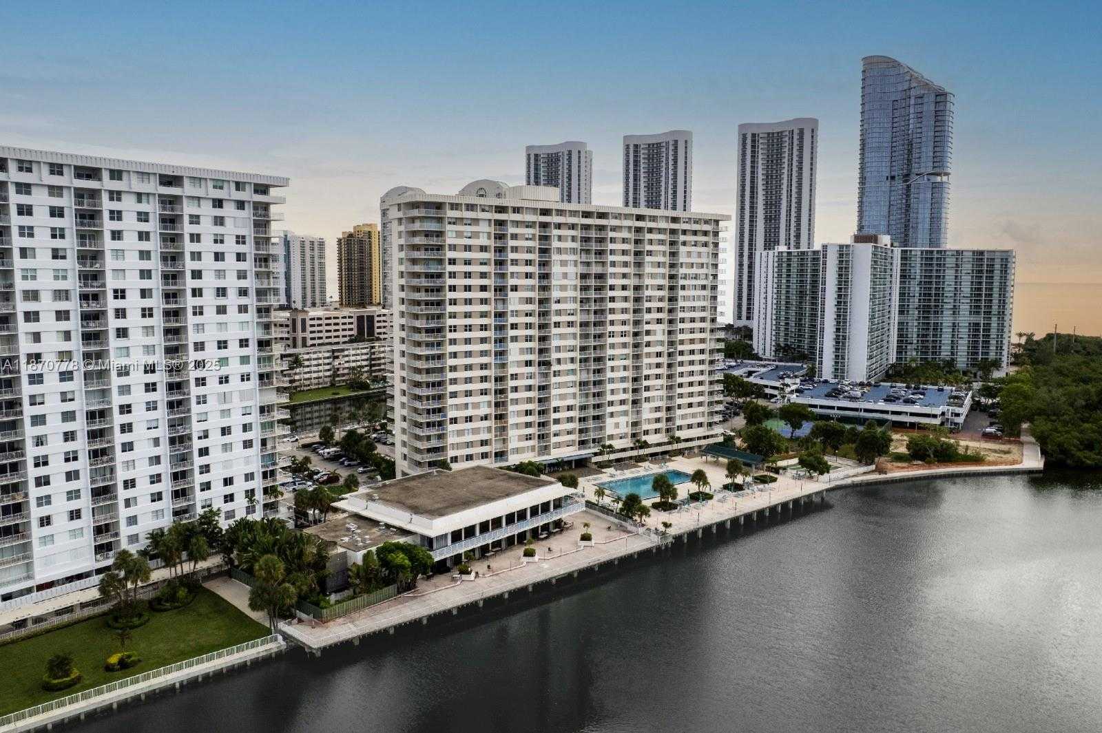 Small Image of 300 BAYVIEW DR #701, Sunny Isles Beach Number 6