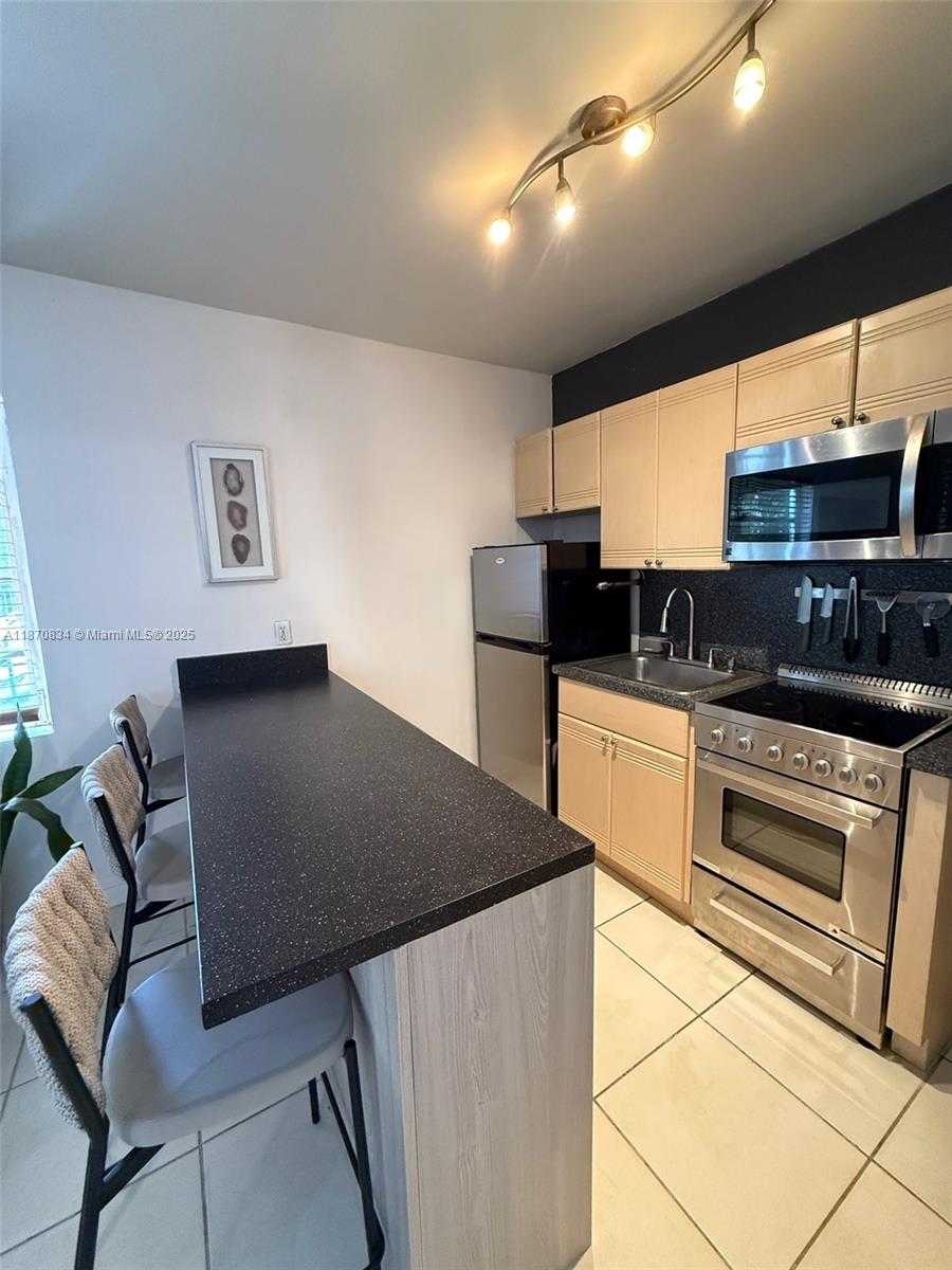 Small Image of 601 MICHIGAN AVE #3, Miami Beach Number 2