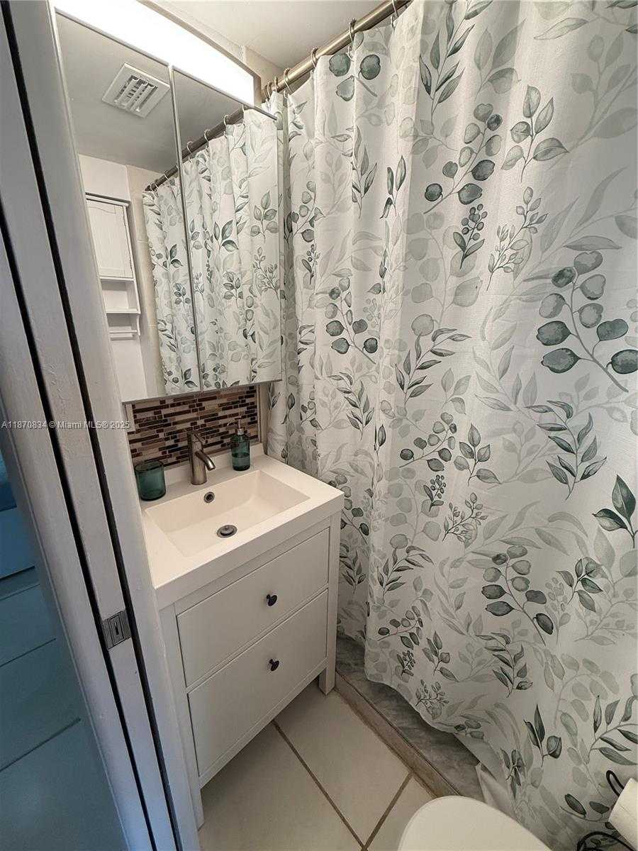 Small Image of 601 MICHIGAN AVE #3, Miami Beach Number 6