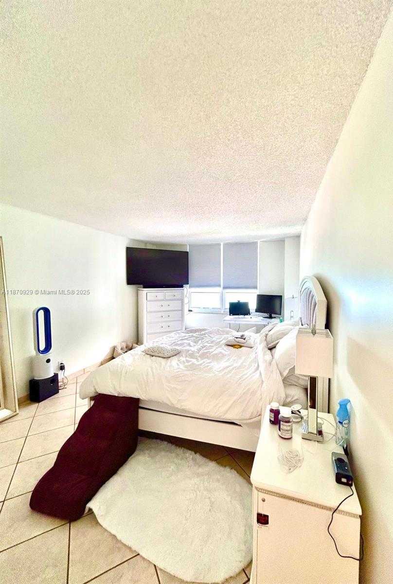 Small Image of 3725 SOUTH OCEAN DR #1116, Hollywood Number 9