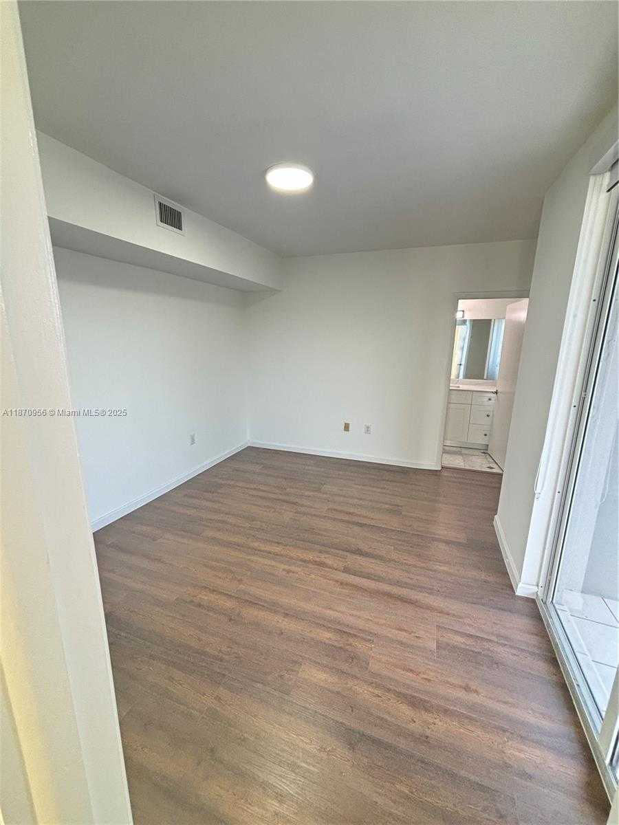 Small Image of 1402 BRICKELL BAY DR #1203, Miami Number 6