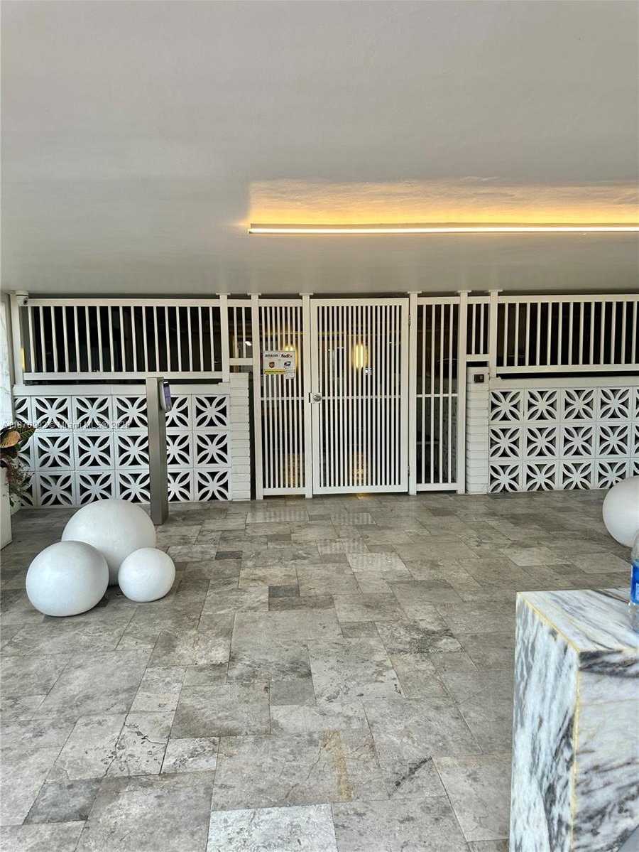 Small Image of 401 OCEAN DR #321, Miami Beach Number 2