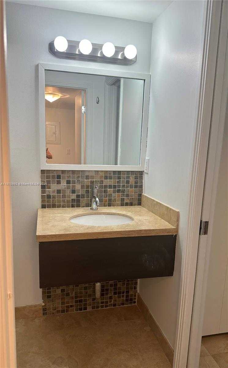 Small Image of 401 OCEAN DR #321, Miami Beach Number 8