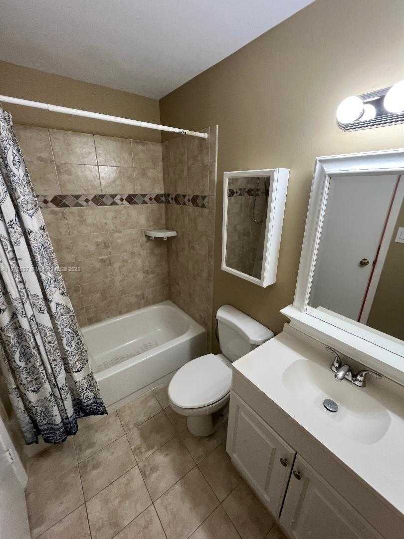 Small Image of 775 CRYSTAL LAKE DR, Deerfield Beach Number 10