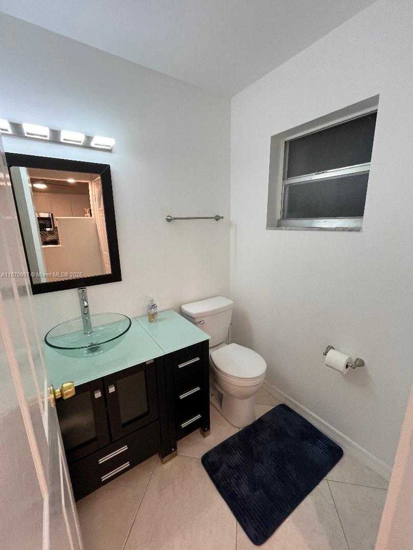 Small Image of 775 CRYSTAL LAKE DR, Deerfield Beach Number 3