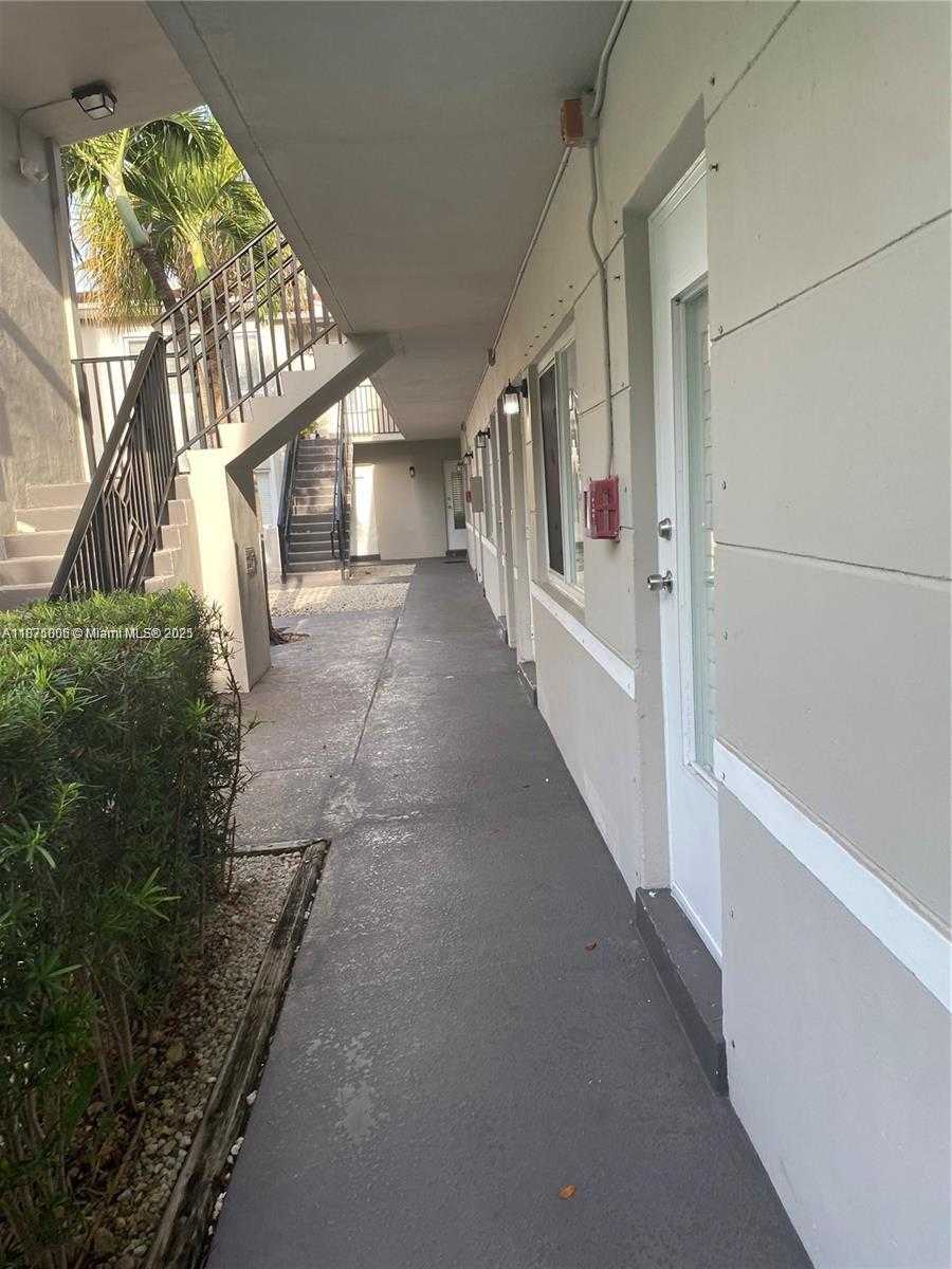 Small Image of 95 EDGEWATER DR #105, Coral Gables Number 12