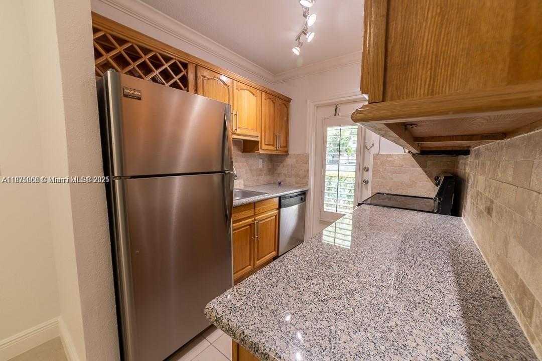 Small Image of 95 EDGEWATER DR #105, Coral Gables Number 6