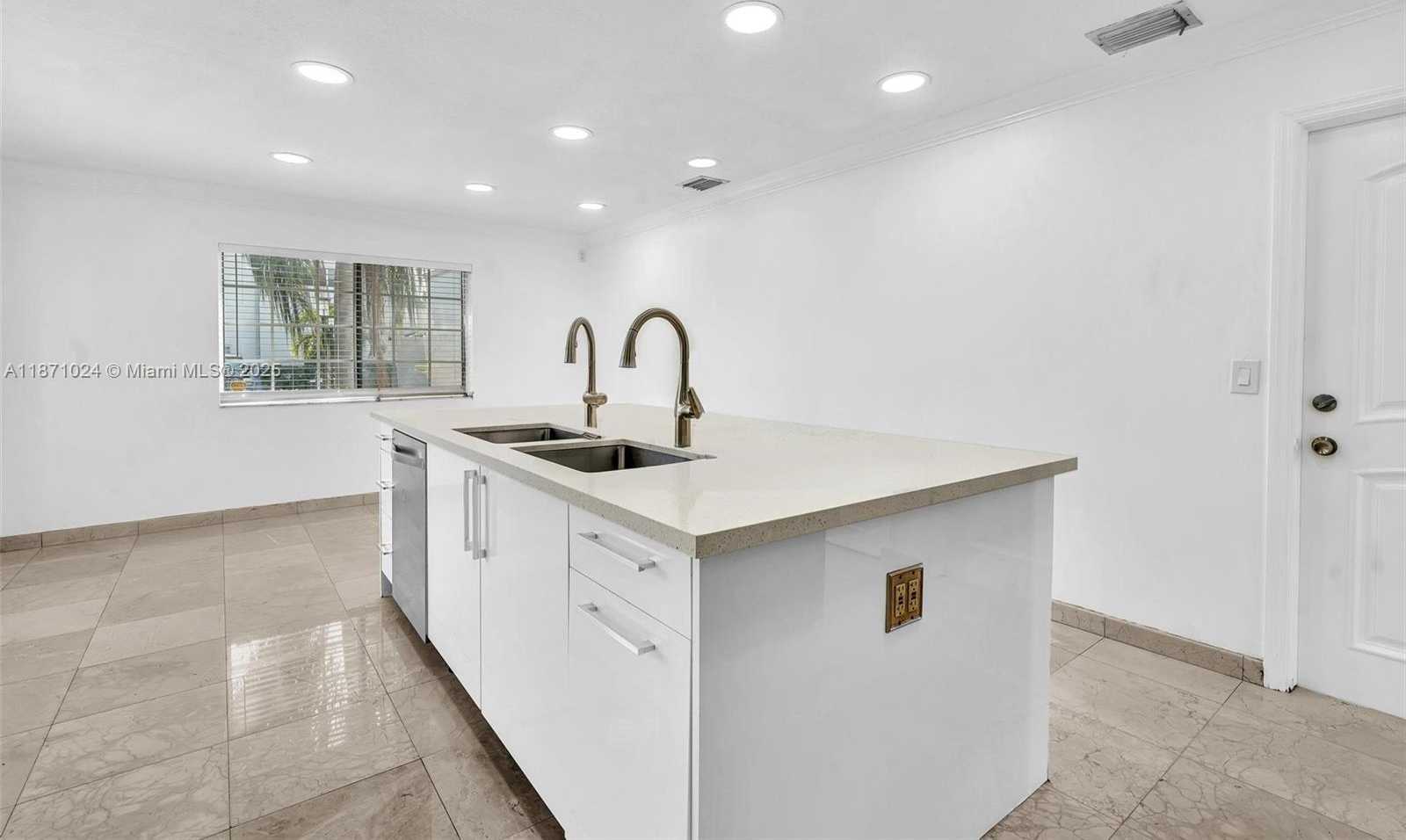 Small Image of 20645 NORTH EAST 25TH PL, Miami Number 15