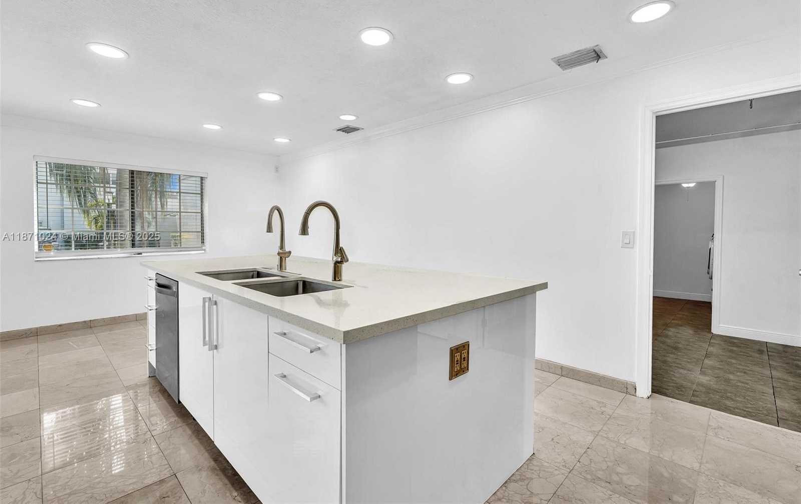 Small Image of 20645 NORTH EAST 25TH PL, Miami Number 16
