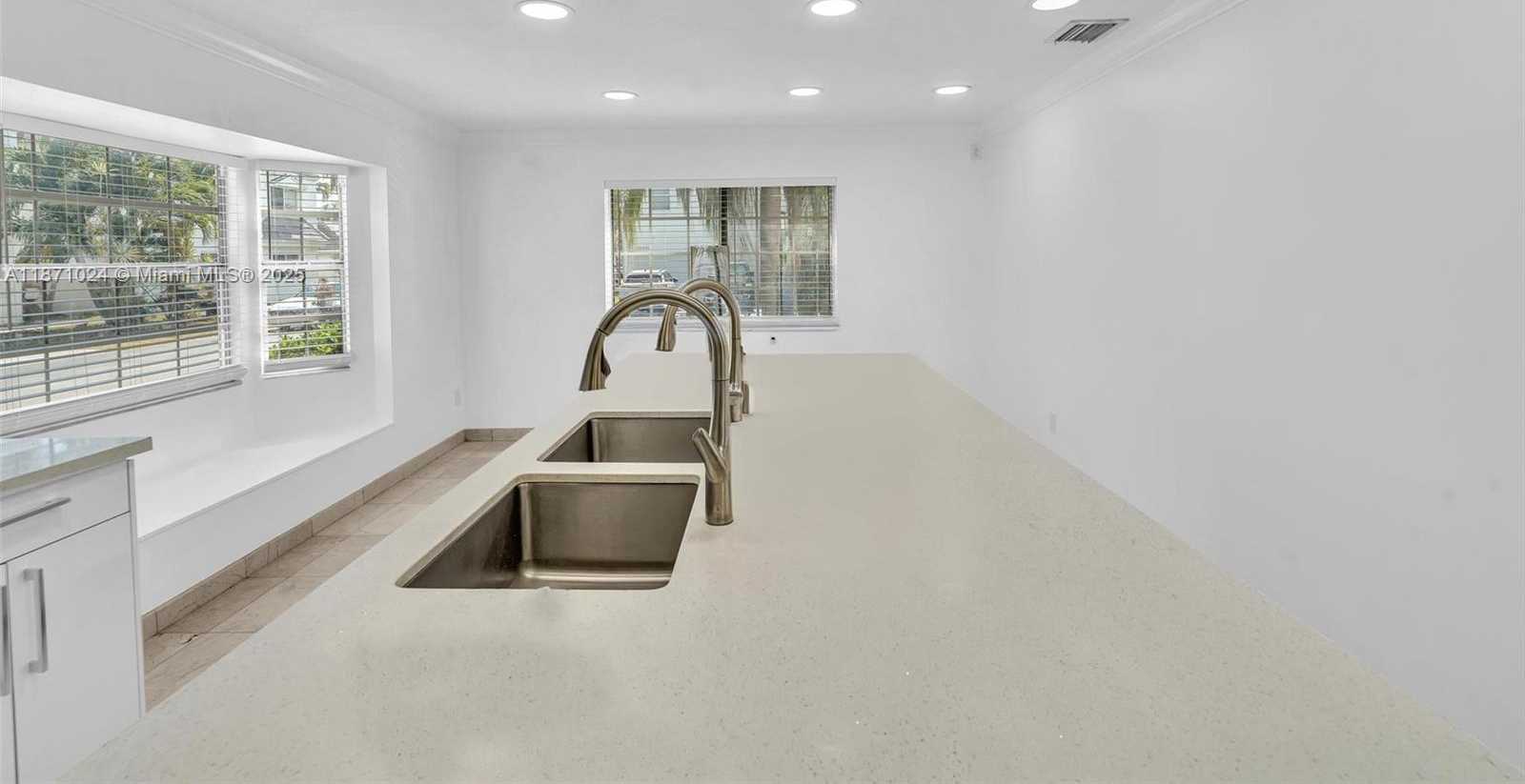 Small Image of 20645 NORTH EAST 25TH PL, Miami Number 17